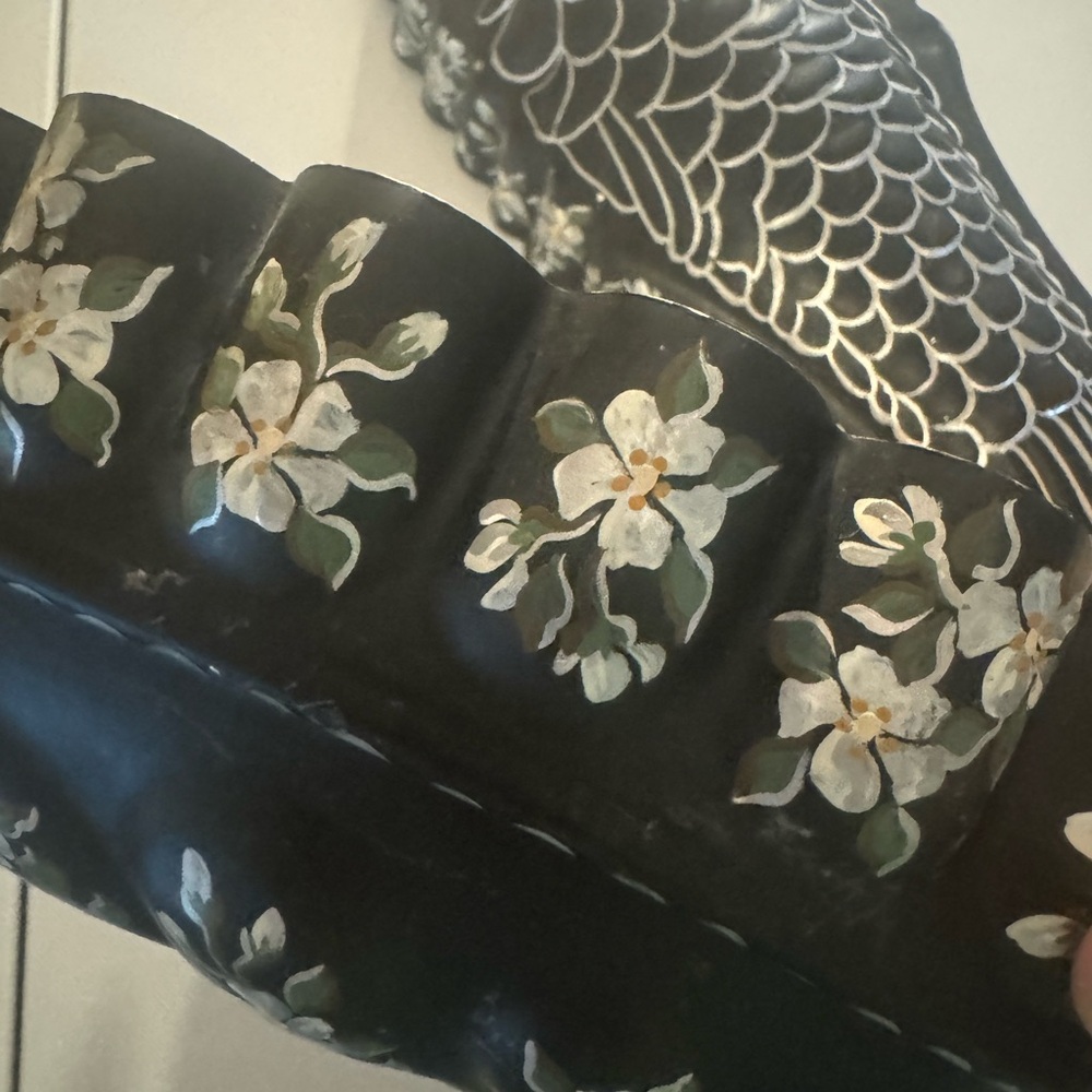 2 Piece Set of Black Tin Decorations, Hanging Painted with White Flowers. - Picture 5 of 16